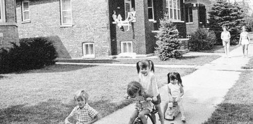 photo-chicago-65th-place-bungalow-neighborhood-kids-playing-on-the-sidewalk-1974